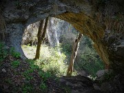 34 La 'Grotta dei ladri' con lo spettacolo delle alte cascate